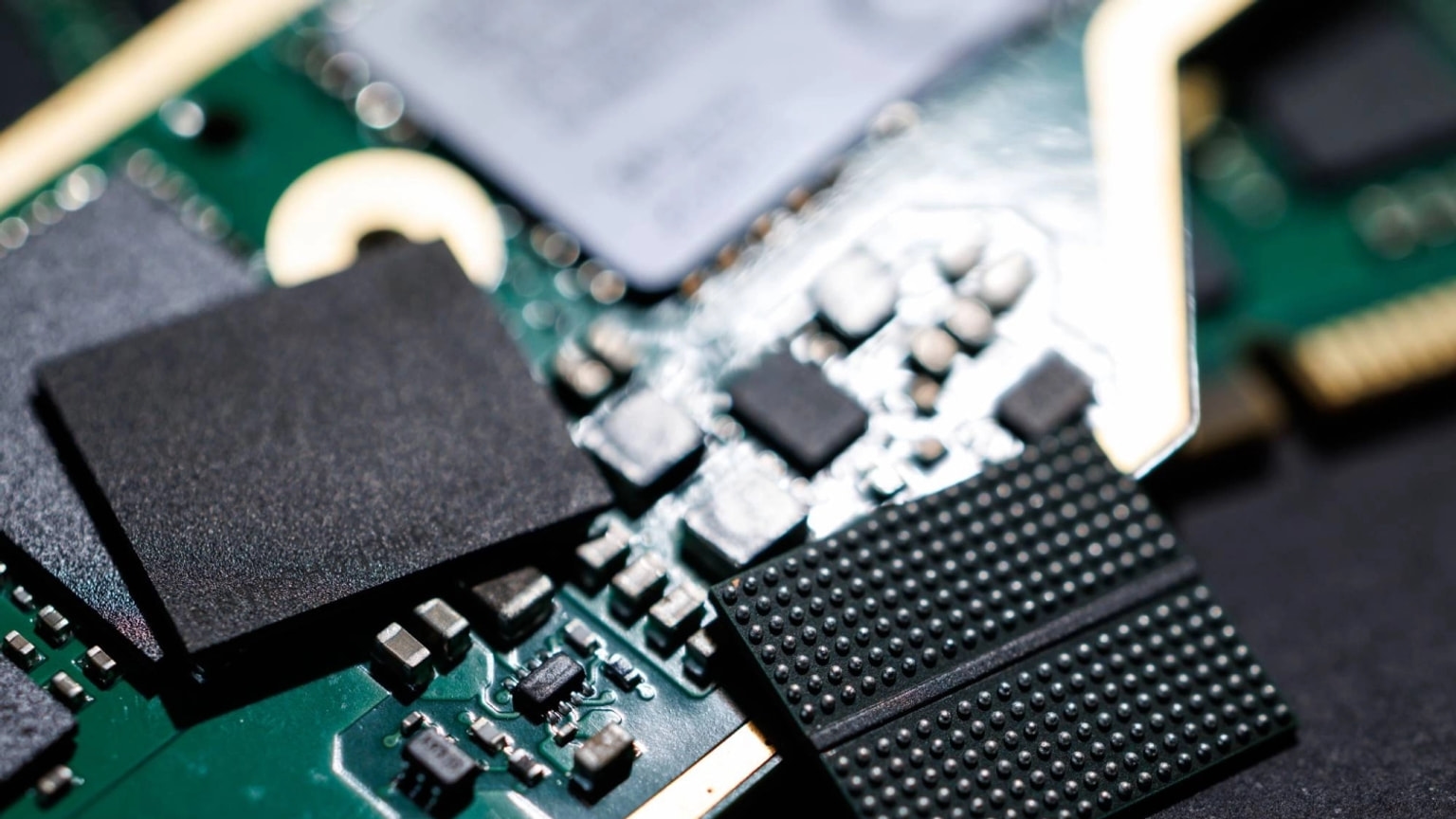Source-provided image accompanying Bloomberg reports SK Hynix is studying a Japan joint venture for AI memory-chip supply